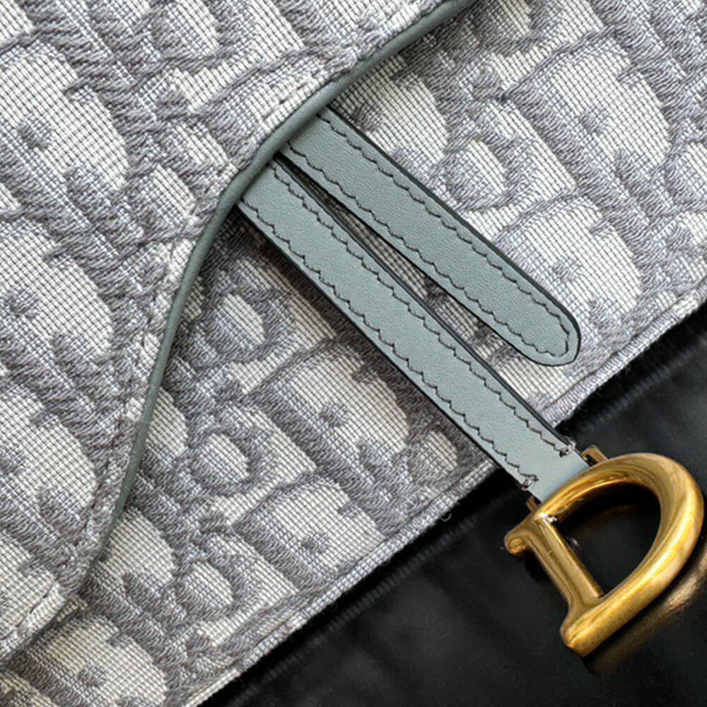 Medium Saddle Pouch with Chain